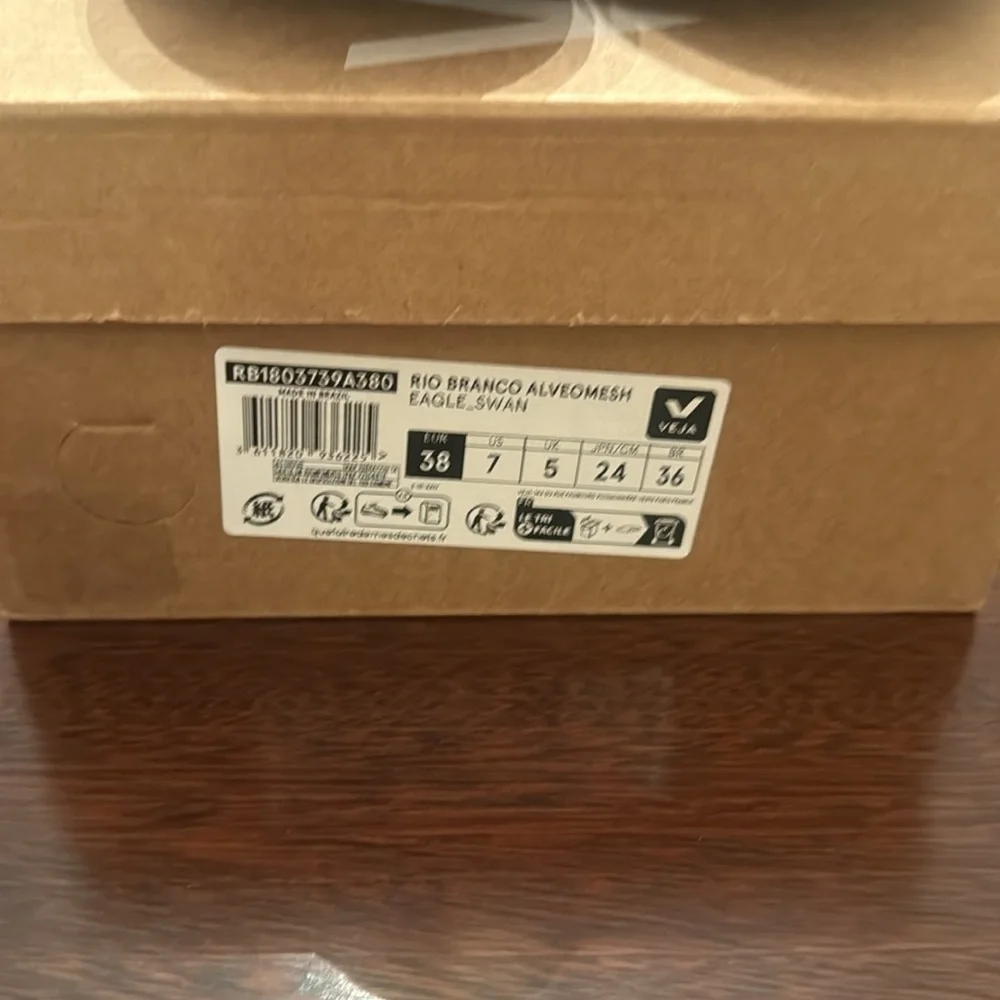 NWT Veja Rio Branco Alvaromesh Eagle Swan Sneakers Size 7 (Euro 38) - Picture 4 of 6
